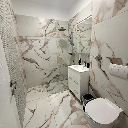 Modern Near Campus & Mamaia Netflix Wi-fi דירה