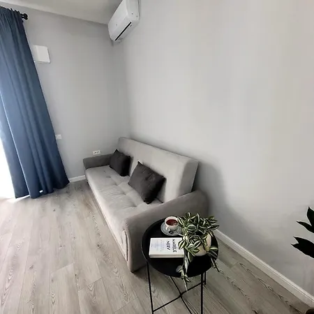 Modern Near Campus & Mamaia Netflix Wi-fi דירה *